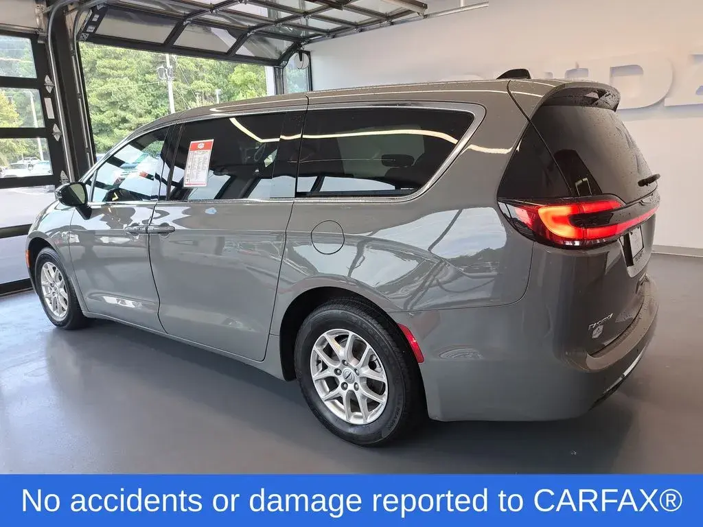 2025 Chrysler Pacifica Select photo 5