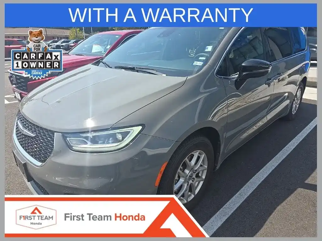 2025 Chrysler Pacifica Select's photo