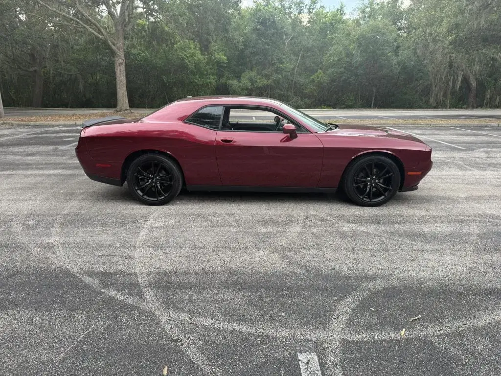 2017 Dodge Challenger SXT photo 5