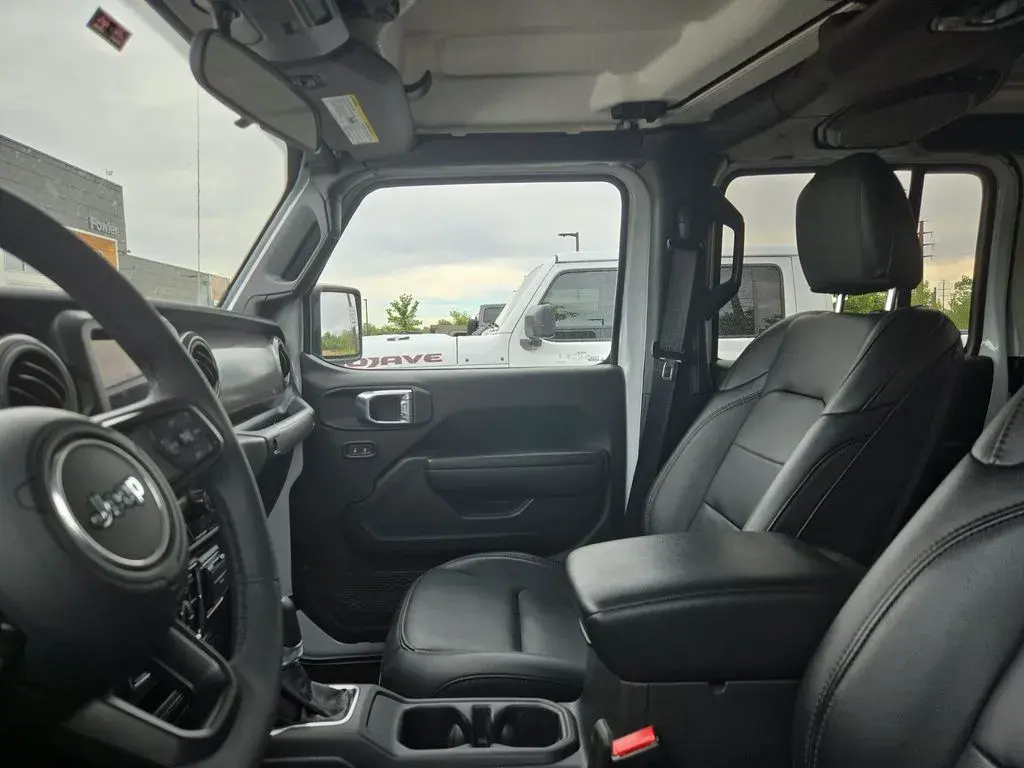 2023 Jeep Gladiator Willys photo 3