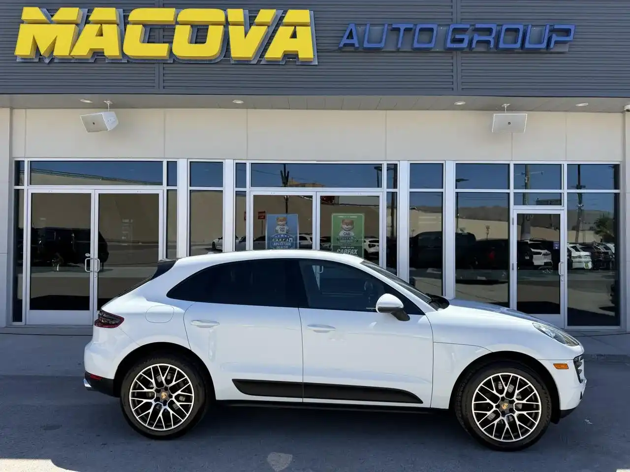 2018 Porsche Macan Sport Edition's photo
