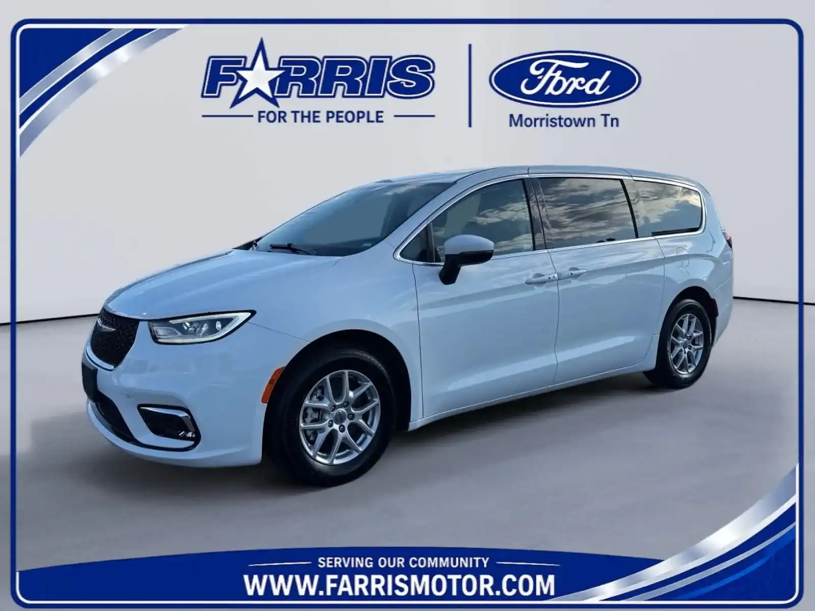 2023 Chrysler Pacifica Touring L's photo