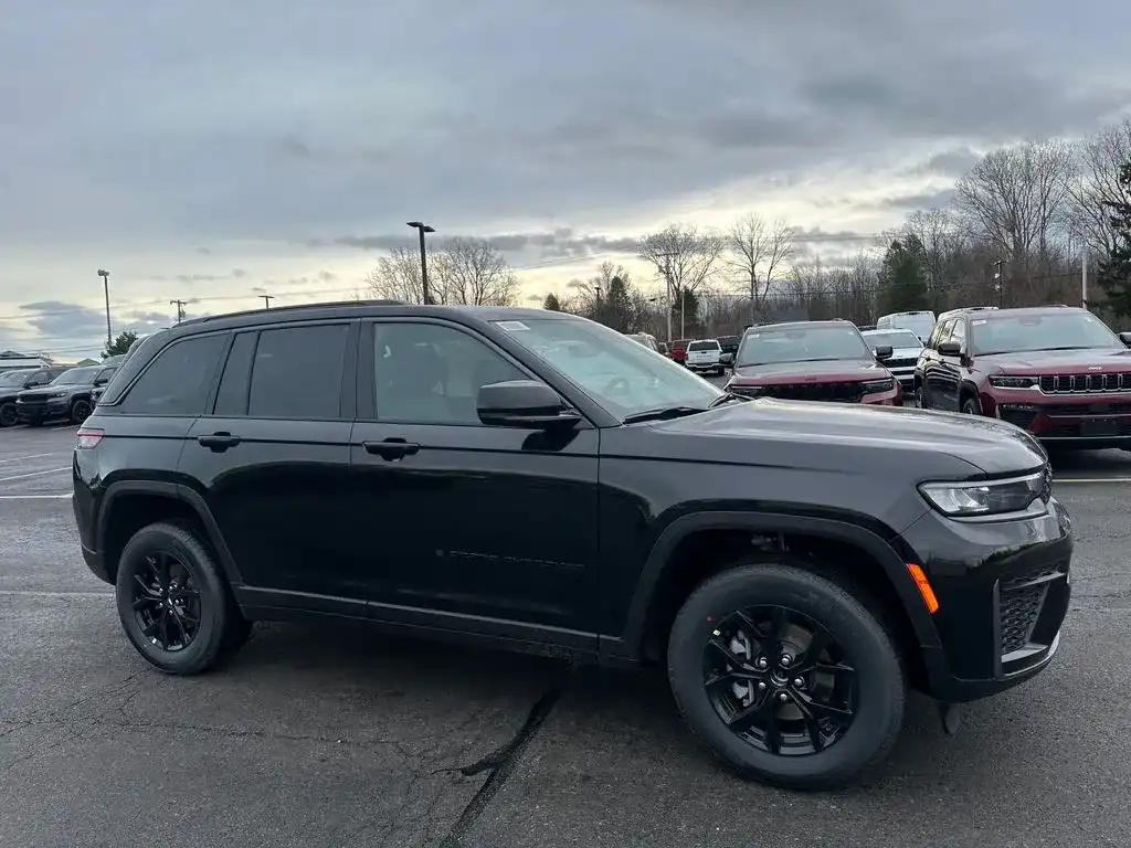 2026 Jeep Grand Cherokee Laredo Altitude 4WD's photo
