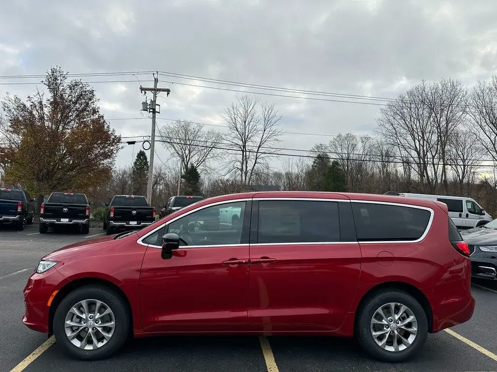 2026 Chrysler Pacifica Select AWD photo 4