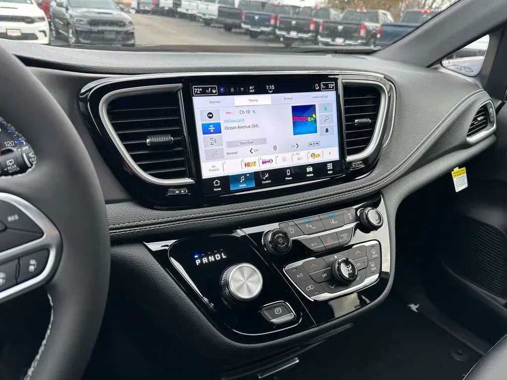 2026 Chrysler Pacifica Select AWD photo 3
