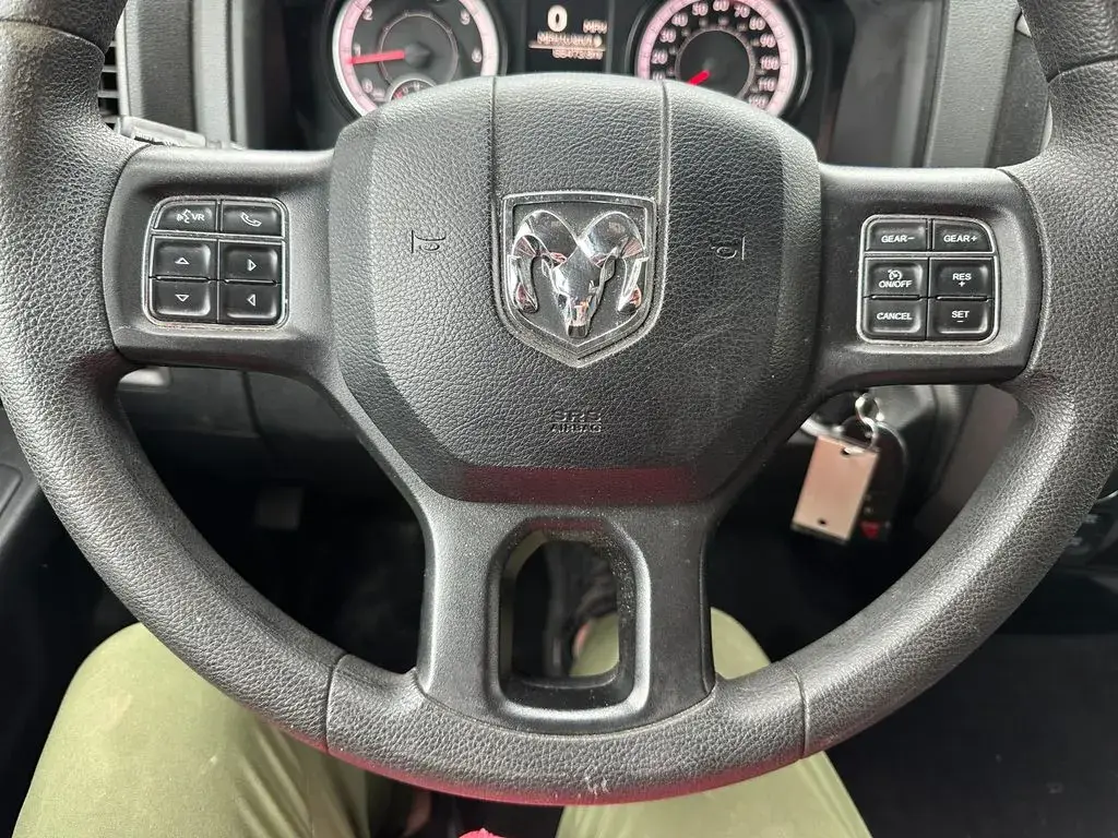 2018 RAM 1500 Express 4x4 Quad Cab 6'4 photo 3