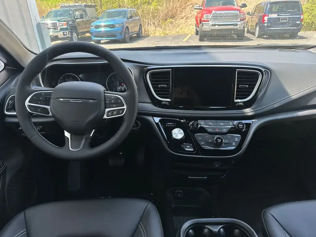 2027 Chrysler Pacifica Select photo 4