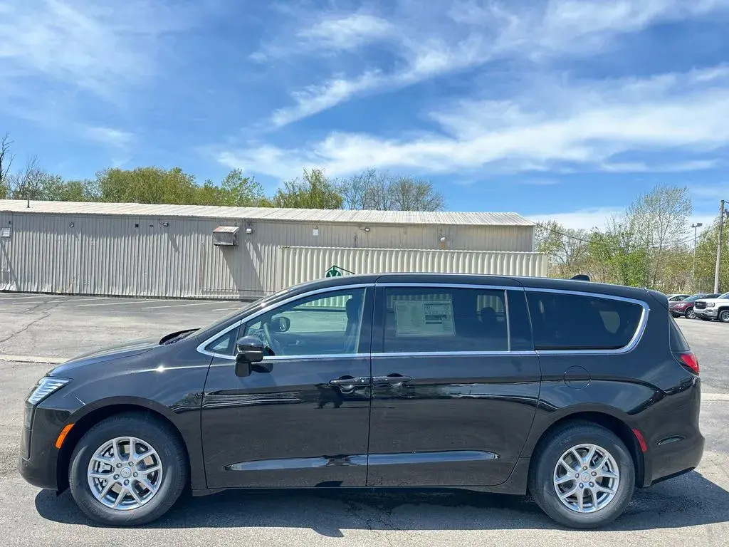 2027 Chrysler Pacifica Select photo 5
