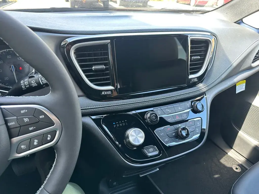 2027 Chrysler Pacifica Select photo 3
