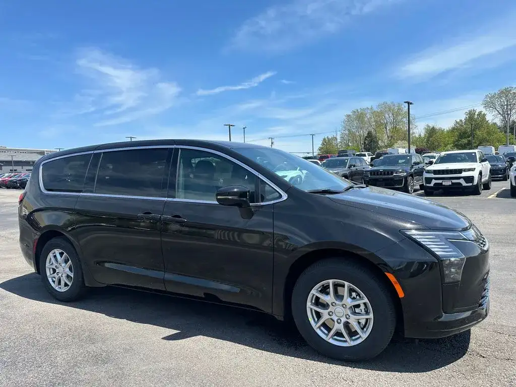 2027 Chrysler Pacifica Select's photo