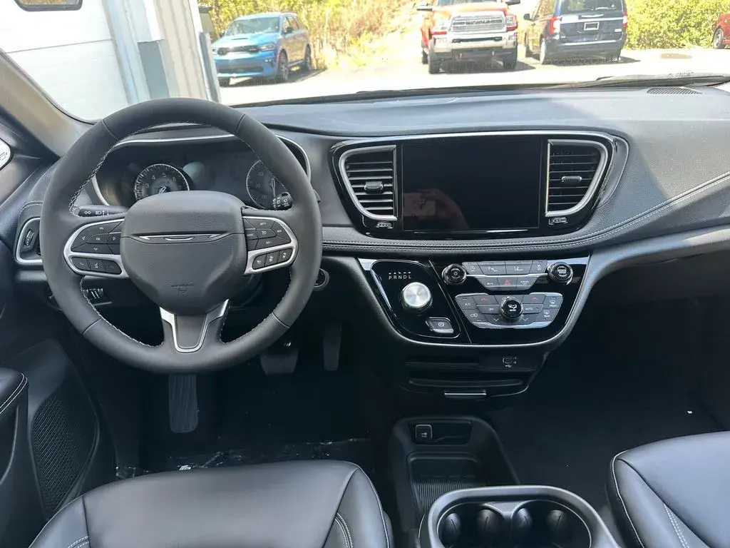 2027 Chrysler Pacifica Select photo 4