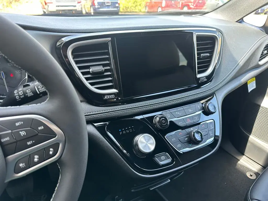 2027 Chrysler Pacifica Select photo 3