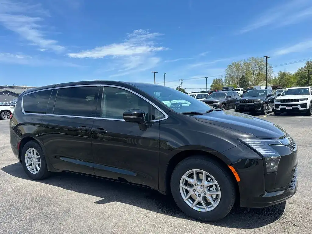 2027 Chrysler Pacifica Select's photo