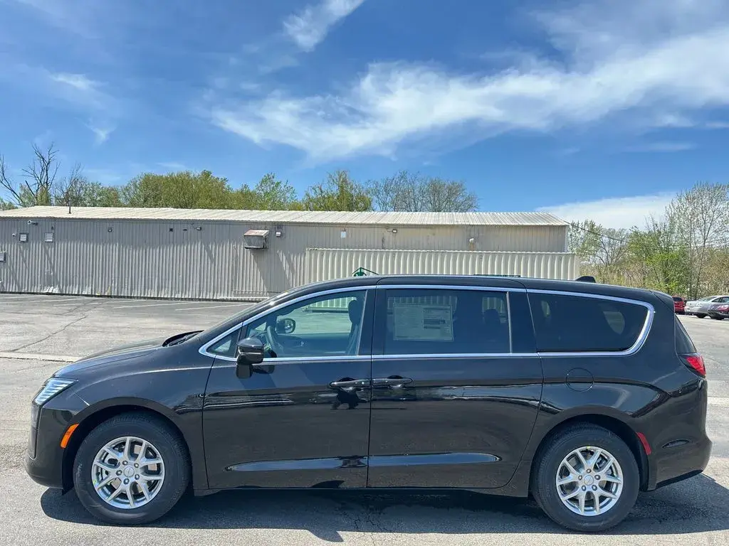 2027 Chrysler Pacifica Select photo 5