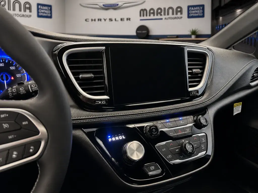 2027 Chrysler Pacifica Select photo 3