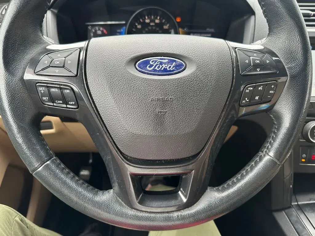 2017 Ford Explorer XLT 4WD photo 3