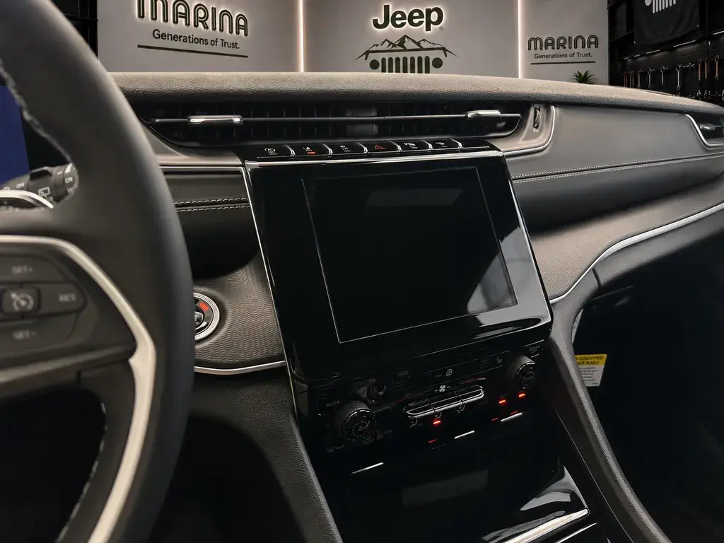 2026 Jeep Grand Cherokee Laredo X 4WD photo 3