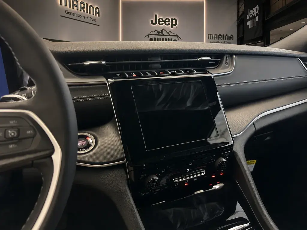 2026 Jeep Grand Cherokee Laredo X 4WD photo 3
