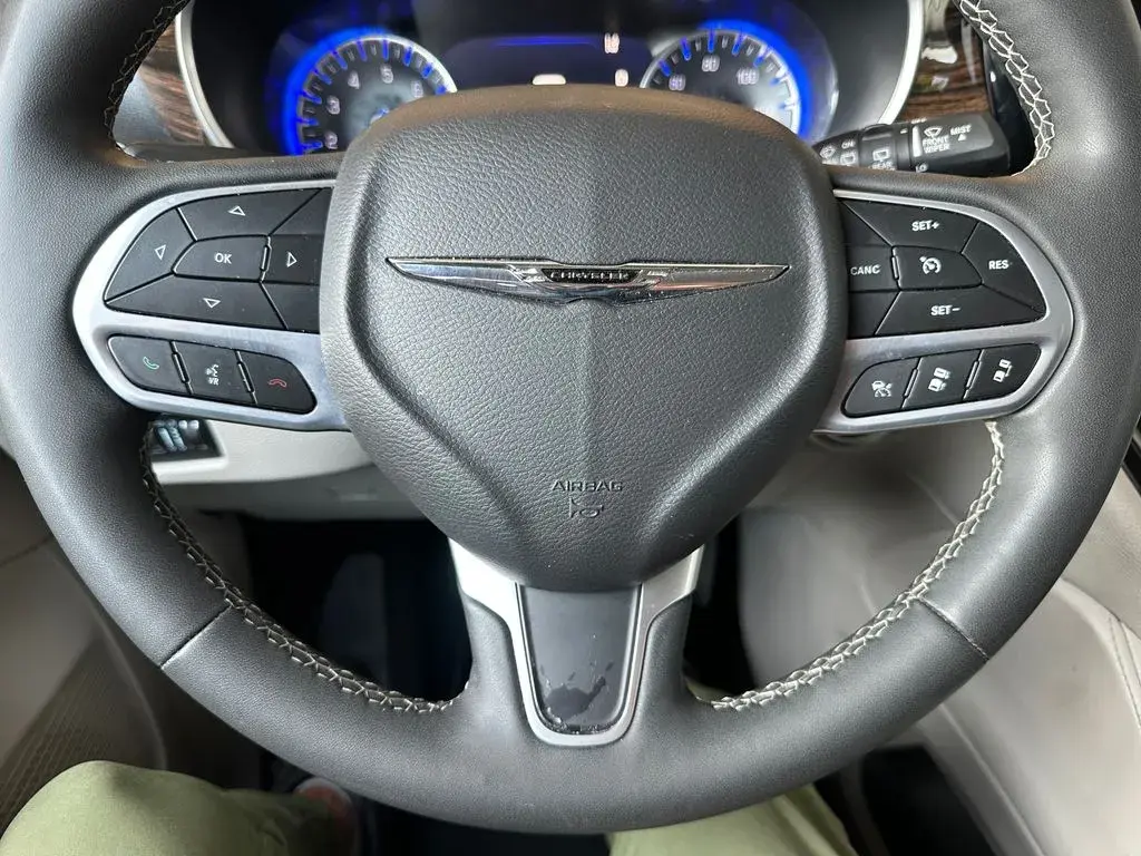 2024 Chrysler Pacifica Limited photo 3
