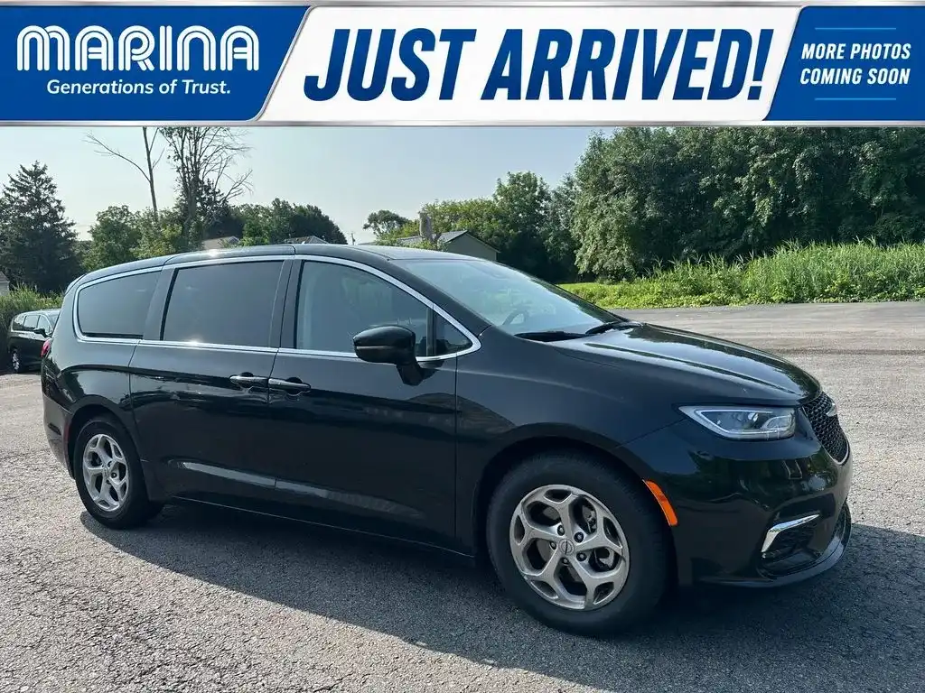 2024 Chrysler Pacifica Limited's photo