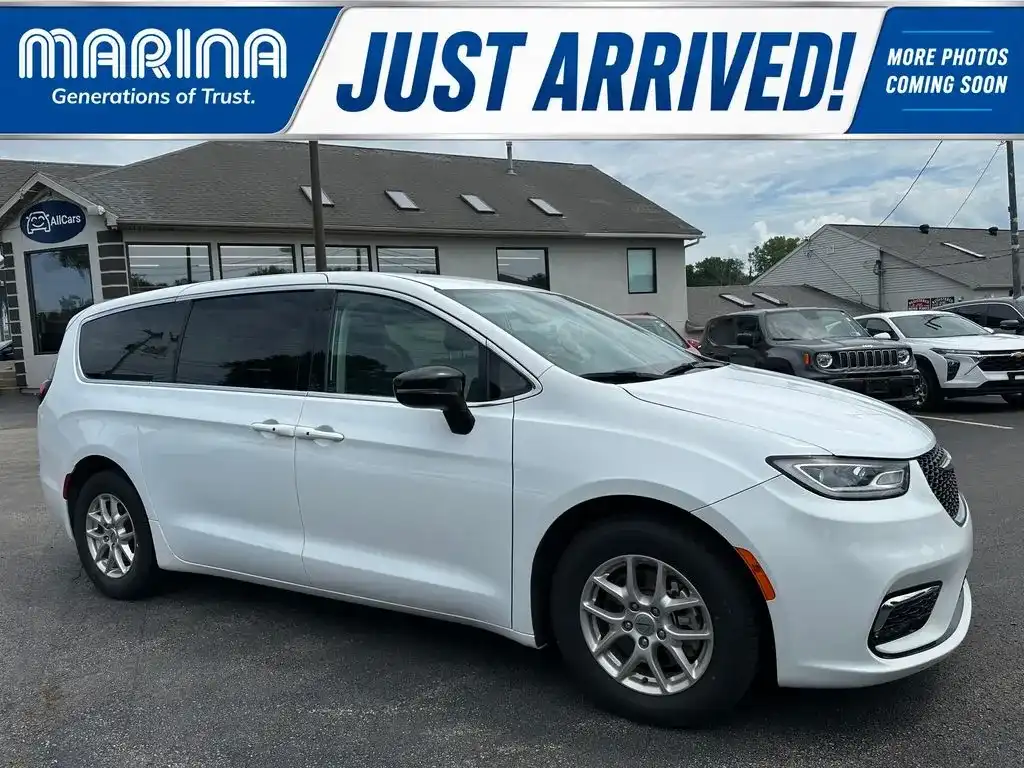 2024 Chrysler Pacifica Touring L's photo