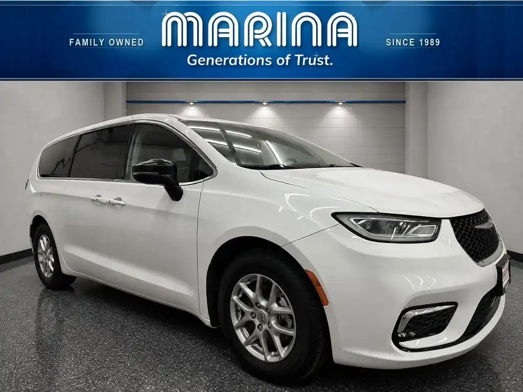 2024 Chrysler Pacifica Touring L's photo