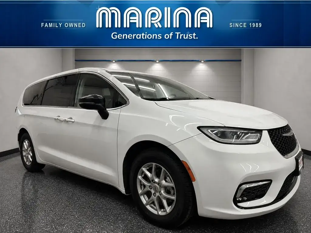 2024 Chrysler Pacifica Touring L photo 1