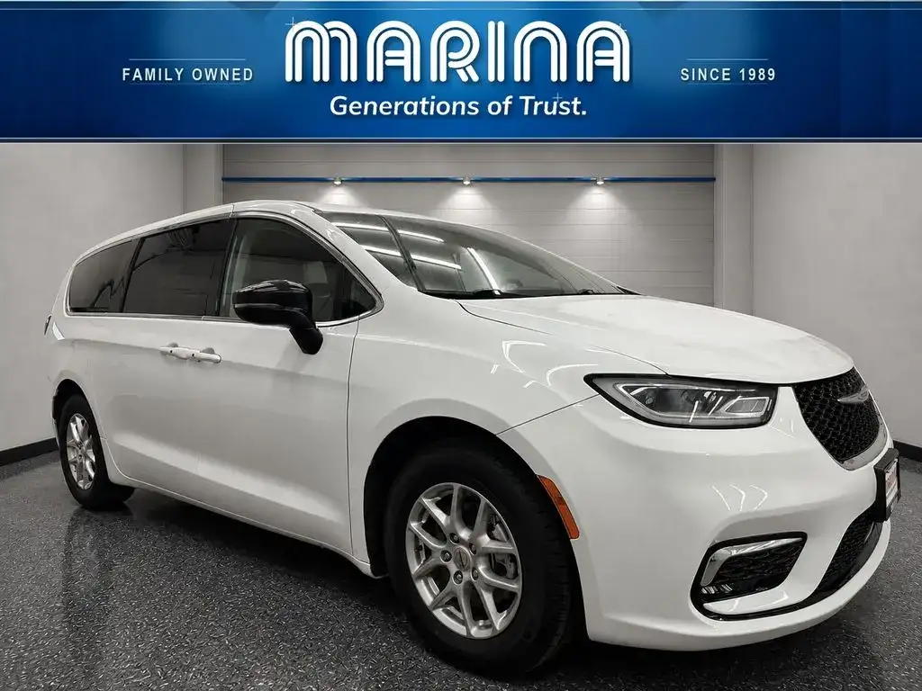 2024 Chrysler Pacifica Touring L's photo