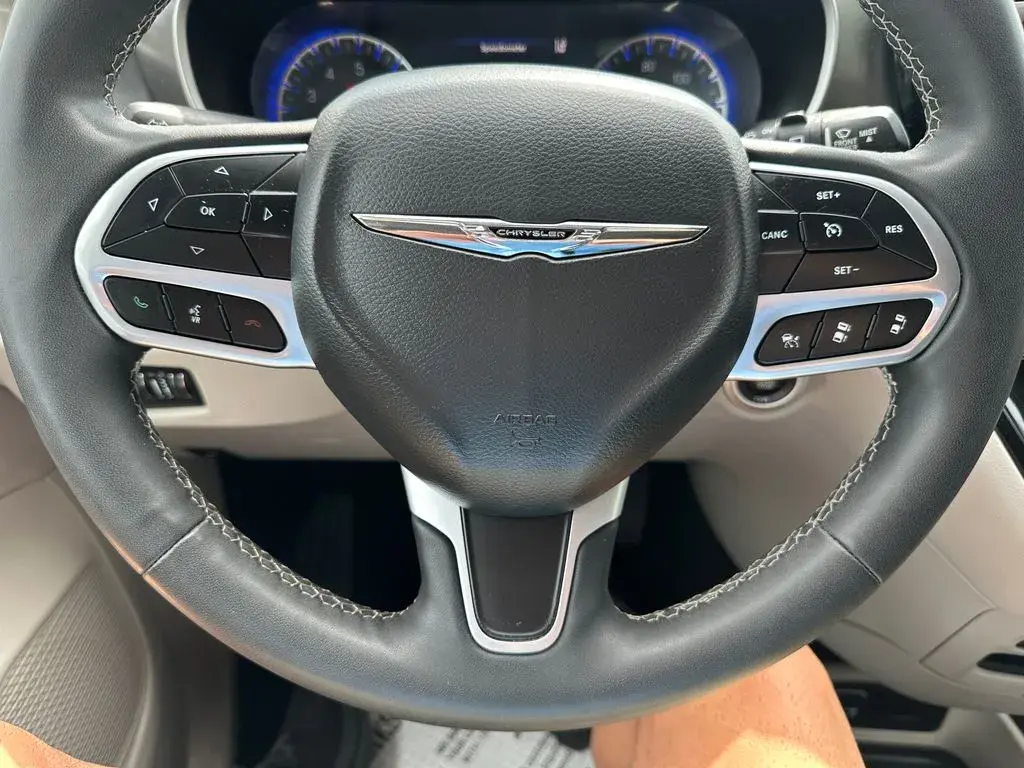 2023 Chrysler Pacifica Touring L photo 3