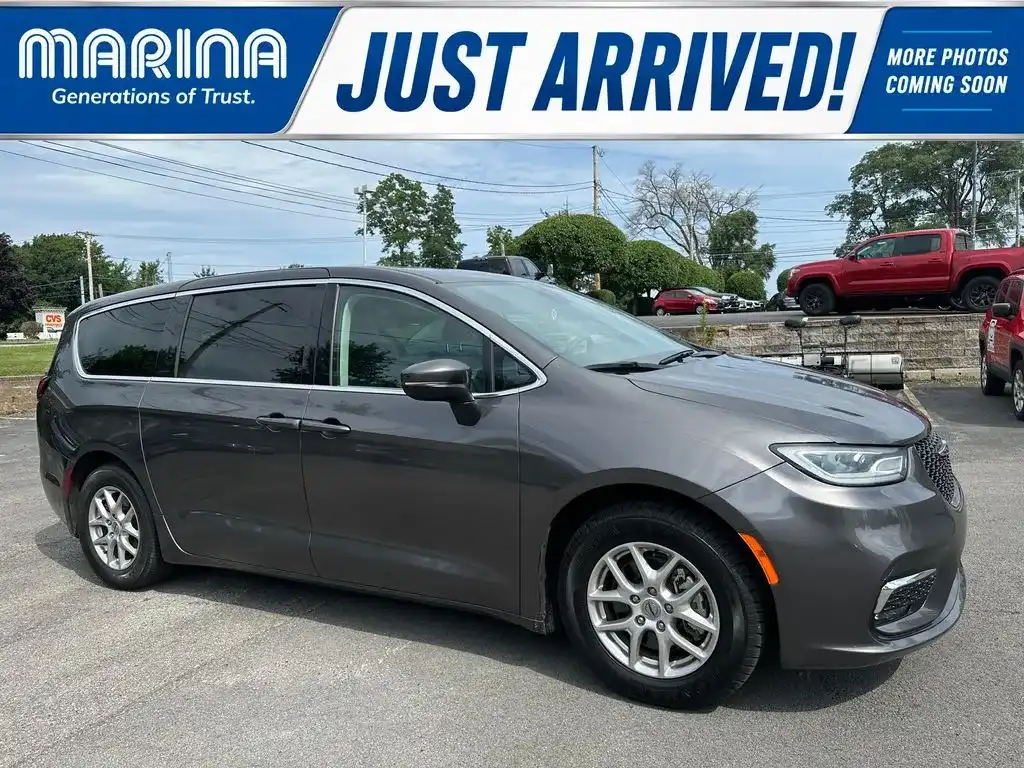 2023 Chrysler Pacifica Touring L's photo