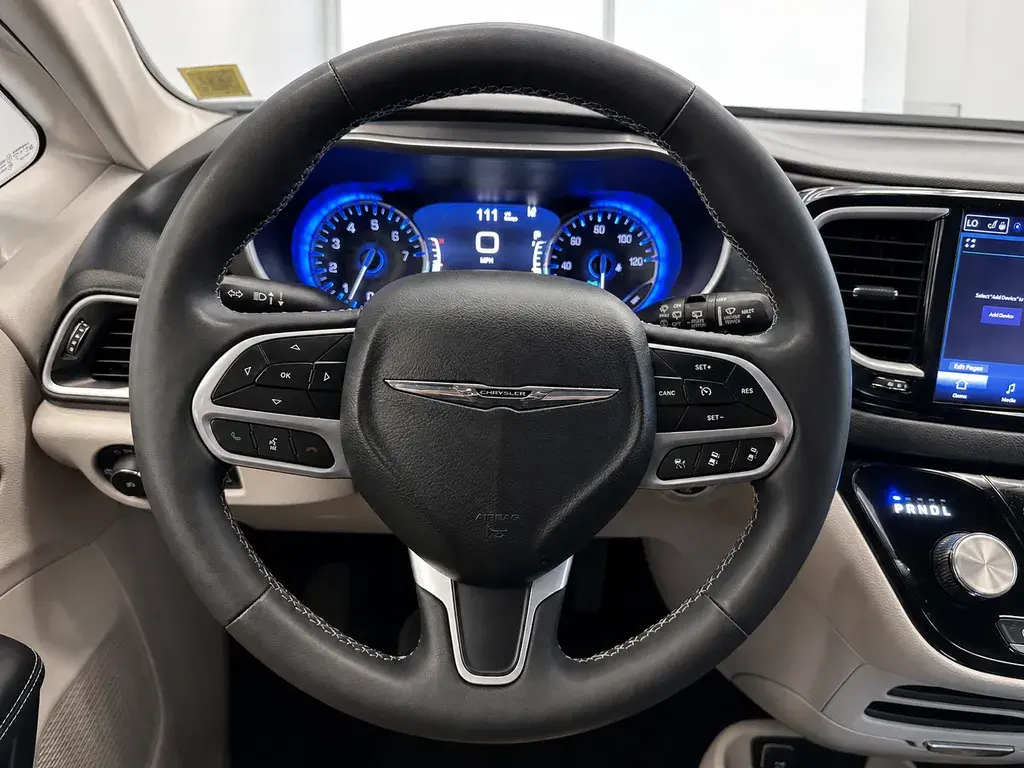 2023 Chrysler Pacifica Touring L photo 3