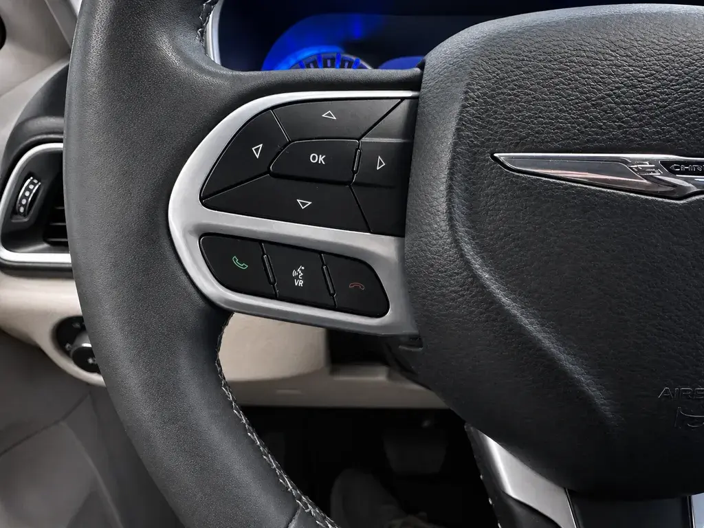 2023 Chrysler Pacifica Touring L photo 4