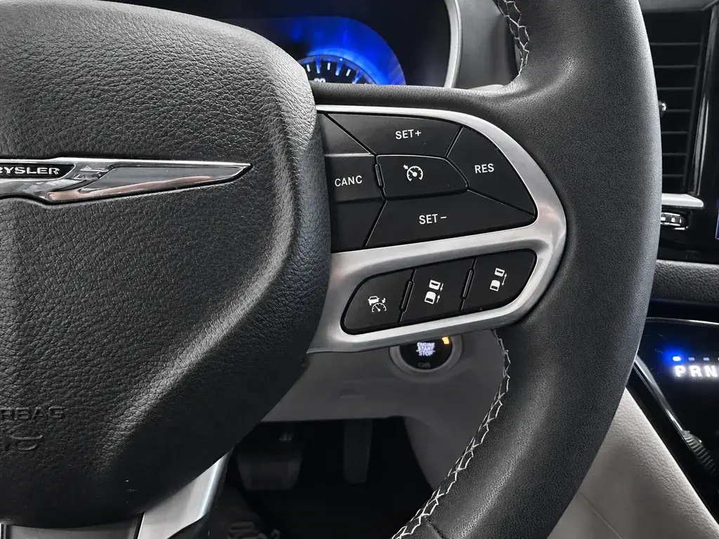 2023 Chrysler Pacifica Touring L photo 5