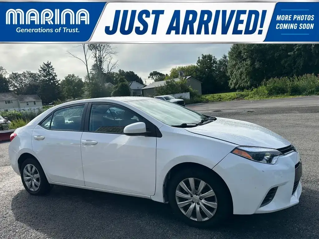 2015 Toyota Corolla LE AT photo 1