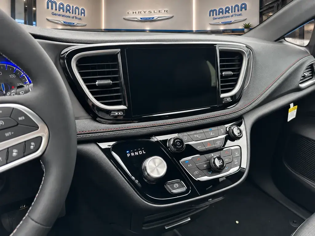 2027 Chrysler Pacifica Select photo 3