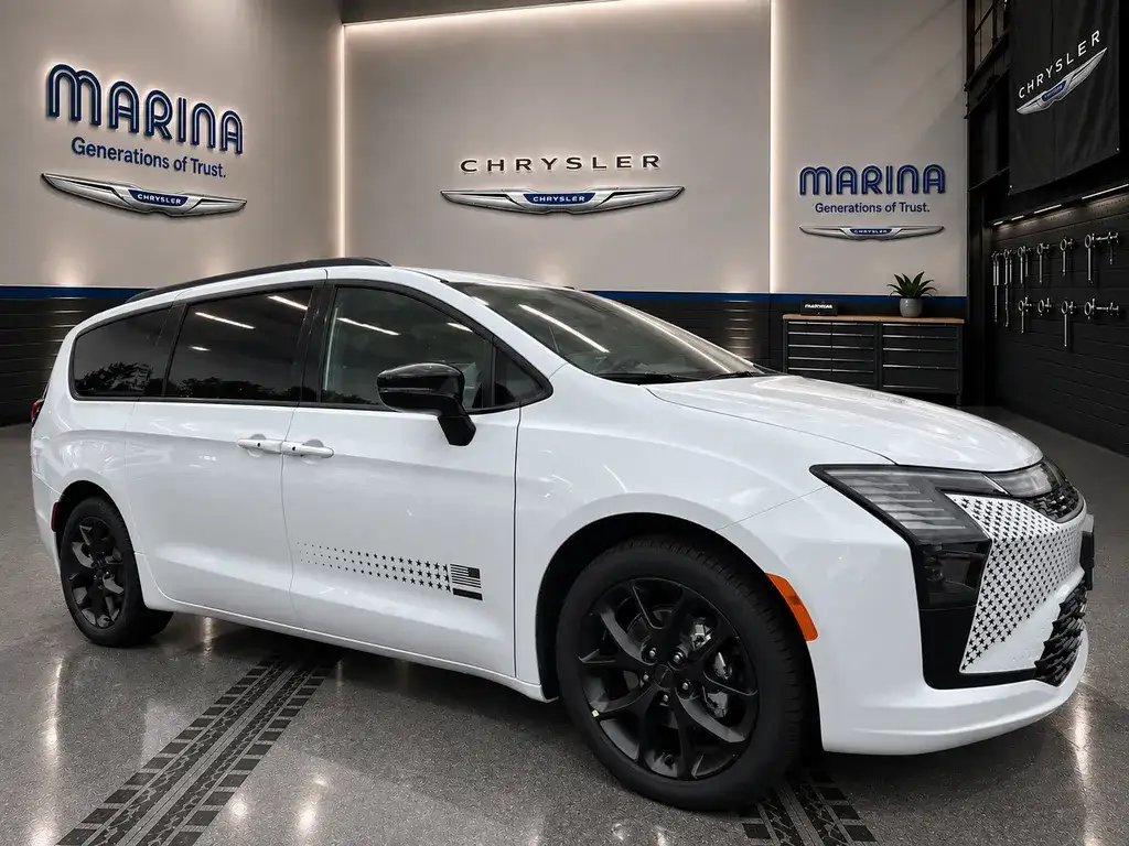2027 Chrysler Pacifica Select's photo
