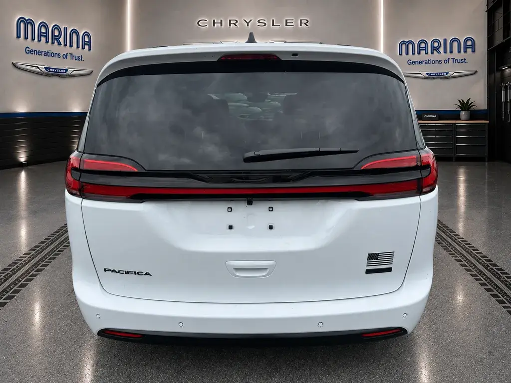 2027 Chrysler Pacifica Select photo 5