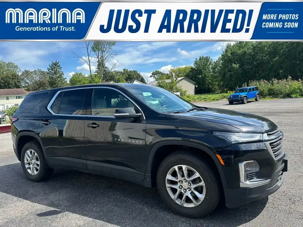 2023 Chevrolet Traverse LS AWD's photo
