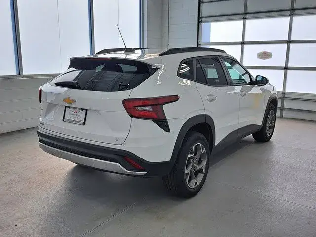 2025 Chevrolet Trax LT photo 5