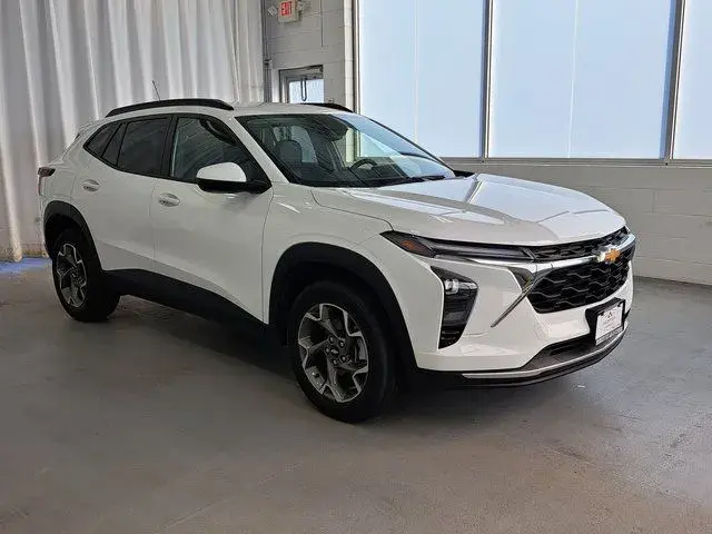 2025 Chevrolet Trax LT photo 4