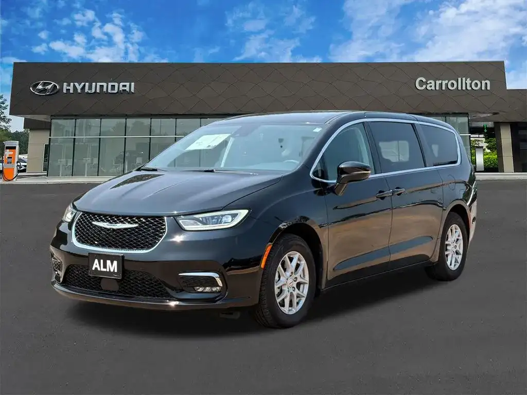 2024 Chrysler Pacifica Touring L's photo