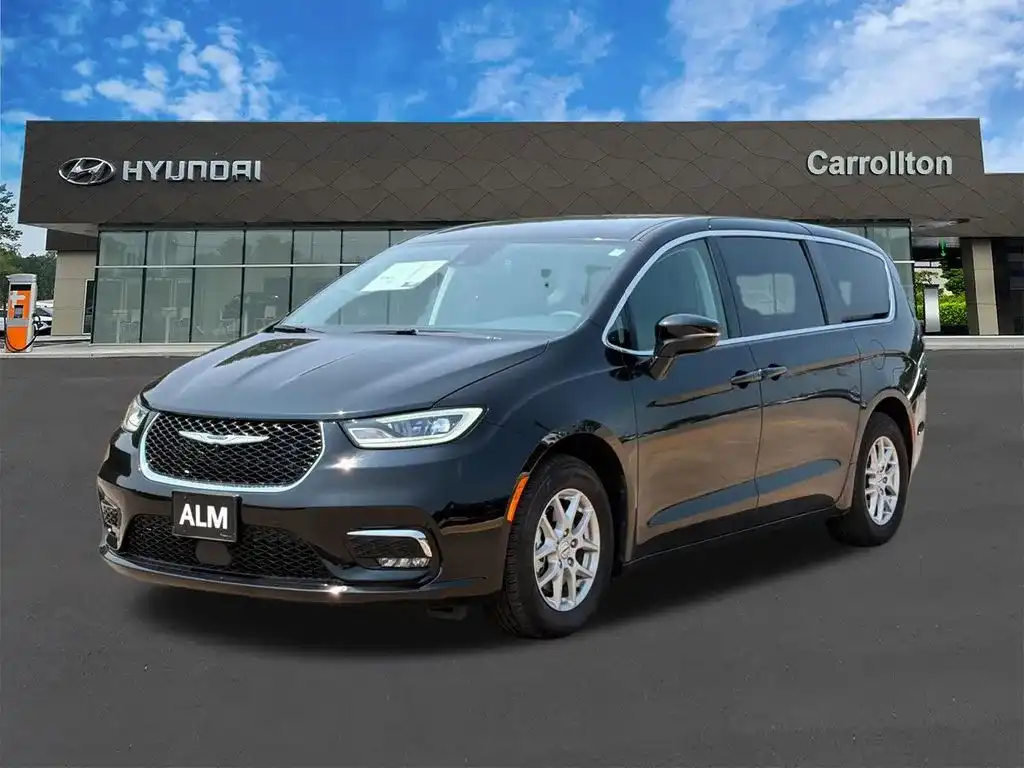 2024 Chrysler Pacifica Touring L's photo