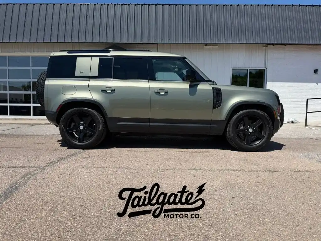 2020 Land Rover Defender SE's photo