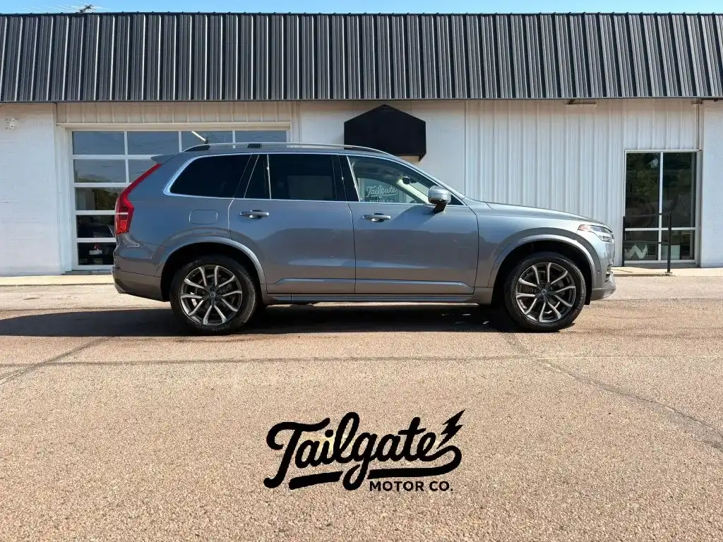 2016 Volvo XC90 T6 AWD Momentum's photo
