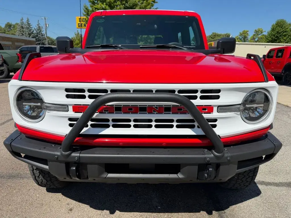 2023 Ford Bronco Base 4x4 photo 3