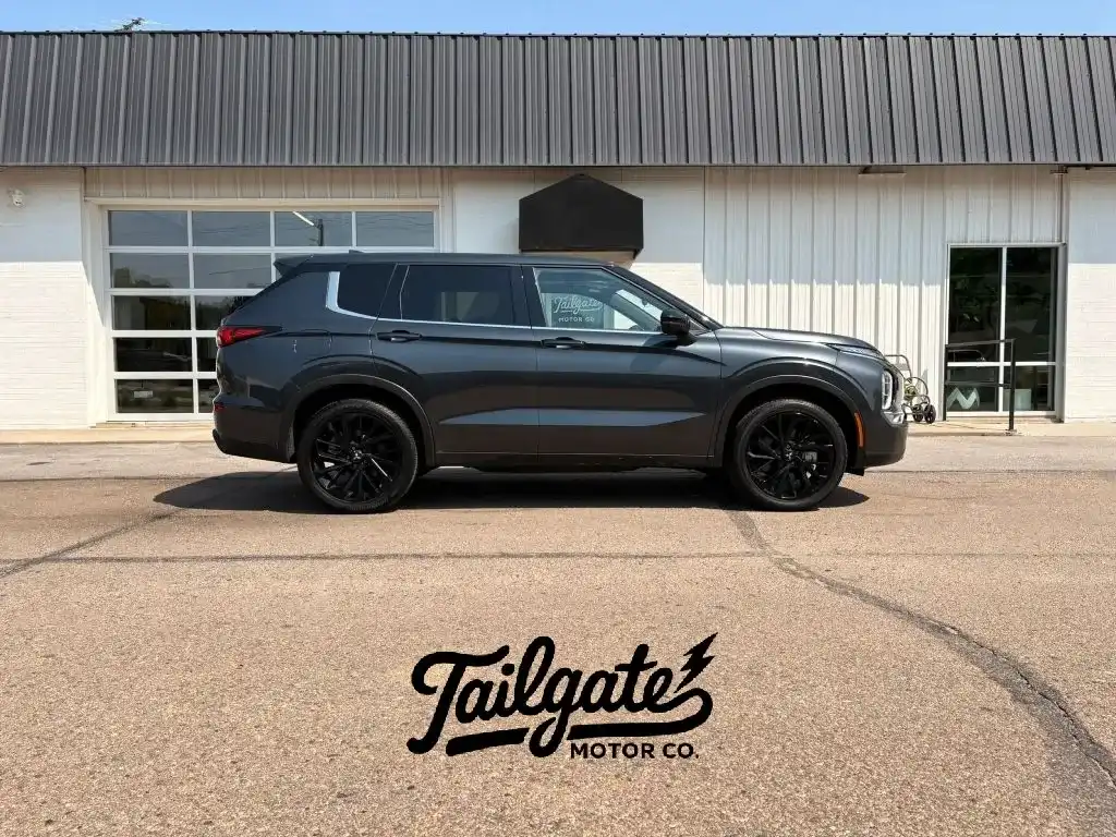 2024 Mitsubishi Outlander SE Black Edition w Pano S-AWC's photo