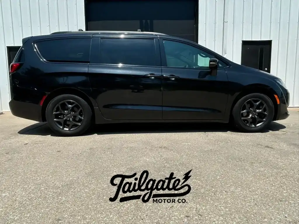 2018 Chrysler Pacifica Limited's photo