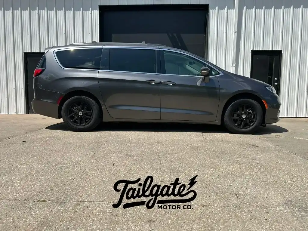 2022 Chrysler Pacifica Touring L's photo