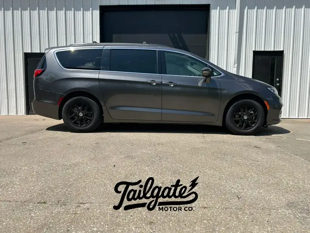2022 Chrysler Pacifica Touring L's photo