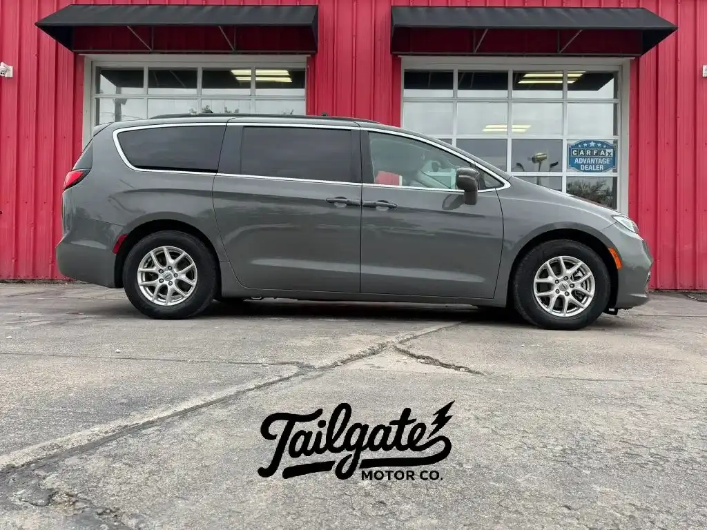 2022 Chrysler Pacifica Touring L's photo